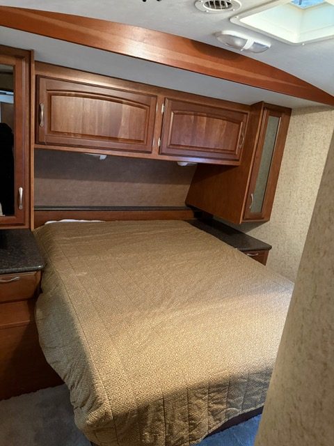 MASTER BEDROOM QUEEN BED
